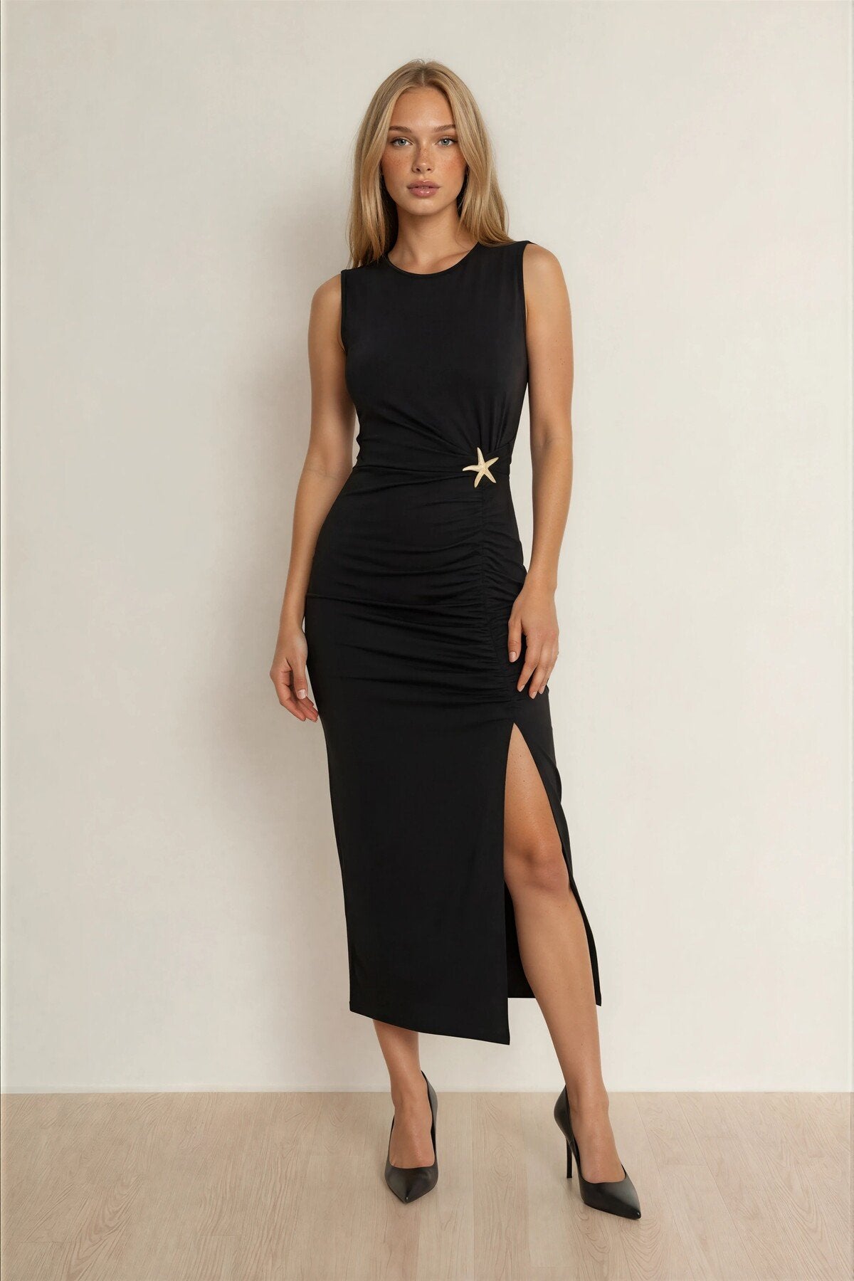 KADIN AKSESUAR DETAYLI DRAPELİ LİKRALI KUMAŞ KOLSUZ UZUN ELBİSE