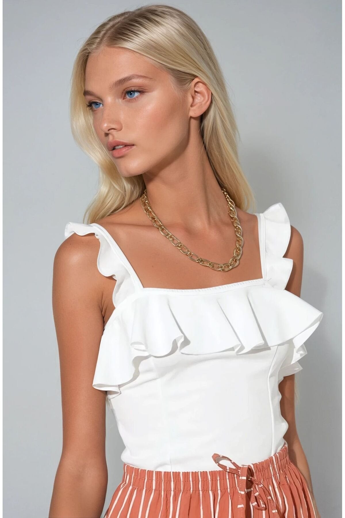 KADIN YAKASI VE OMUZLARI FIRFIRLI KARE YAKA ESNEK KUMAŞ BLUZ