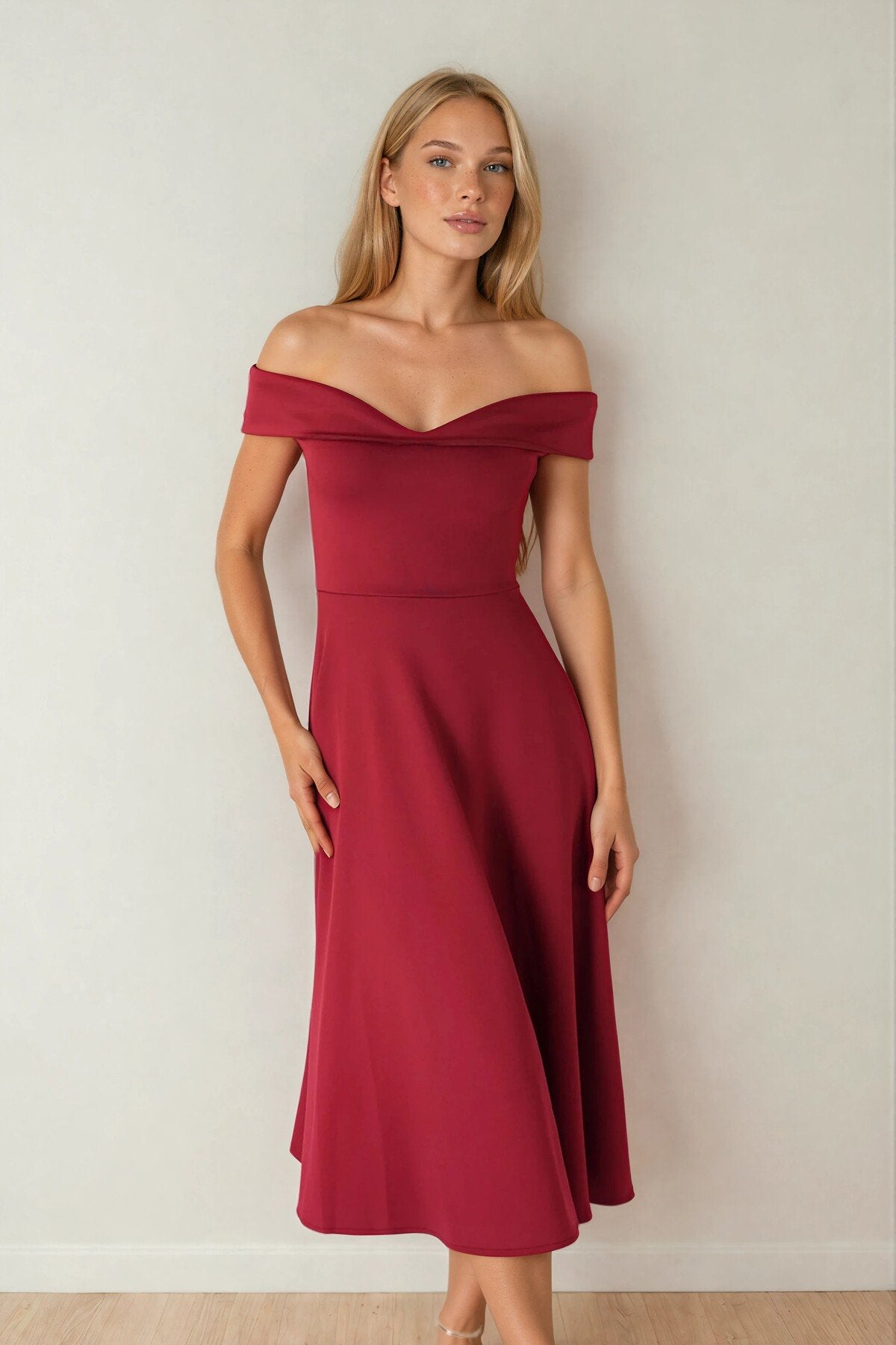 KADIN MADONNA YAKA ETEĞİ KLOŞ LİKRALI KUMAŞ MİDİ BOY ELBİSE