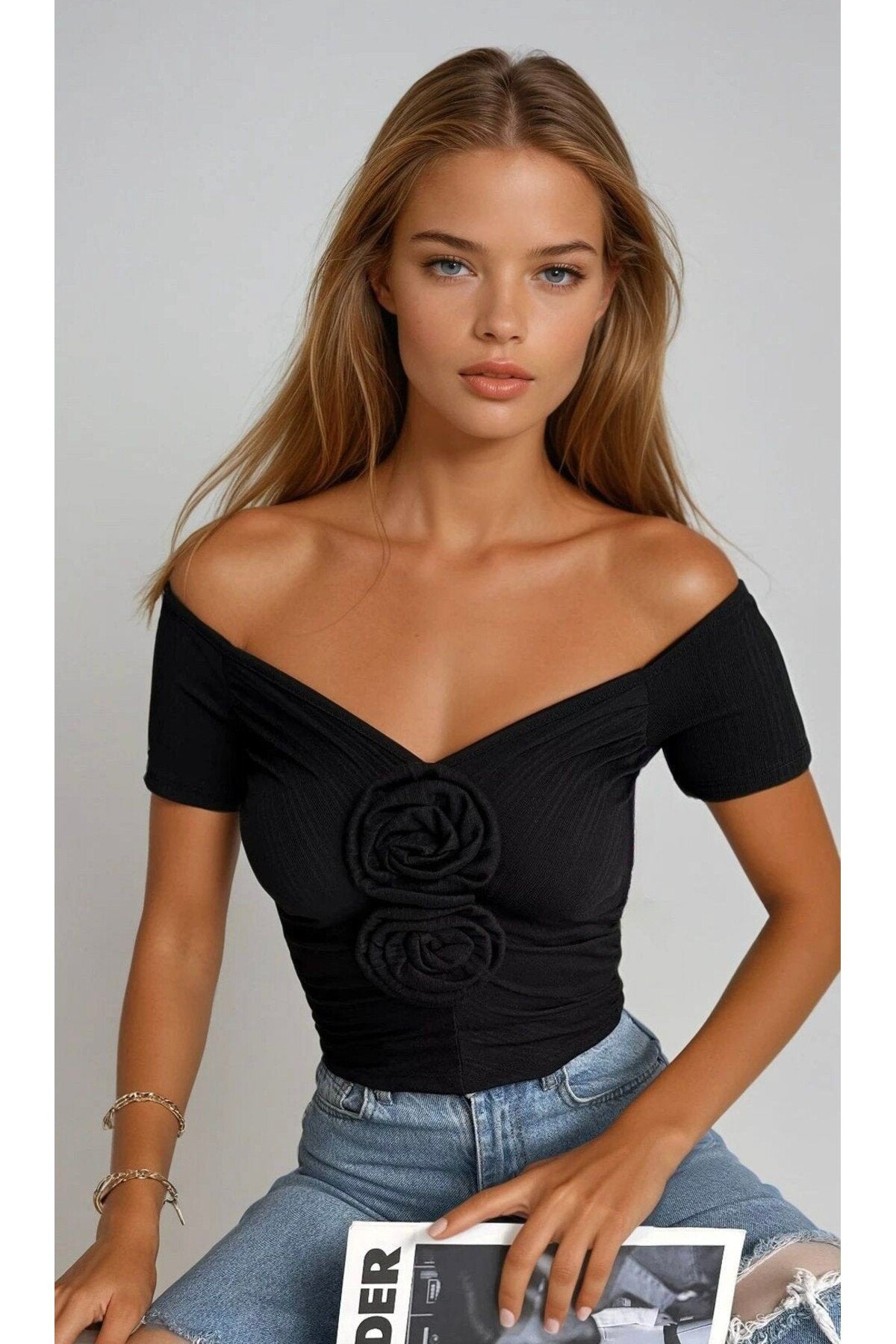 KADIN GÜL DETAYLI DÜŞÜK OMUZ ÖRME KUMAŞ BLUZ