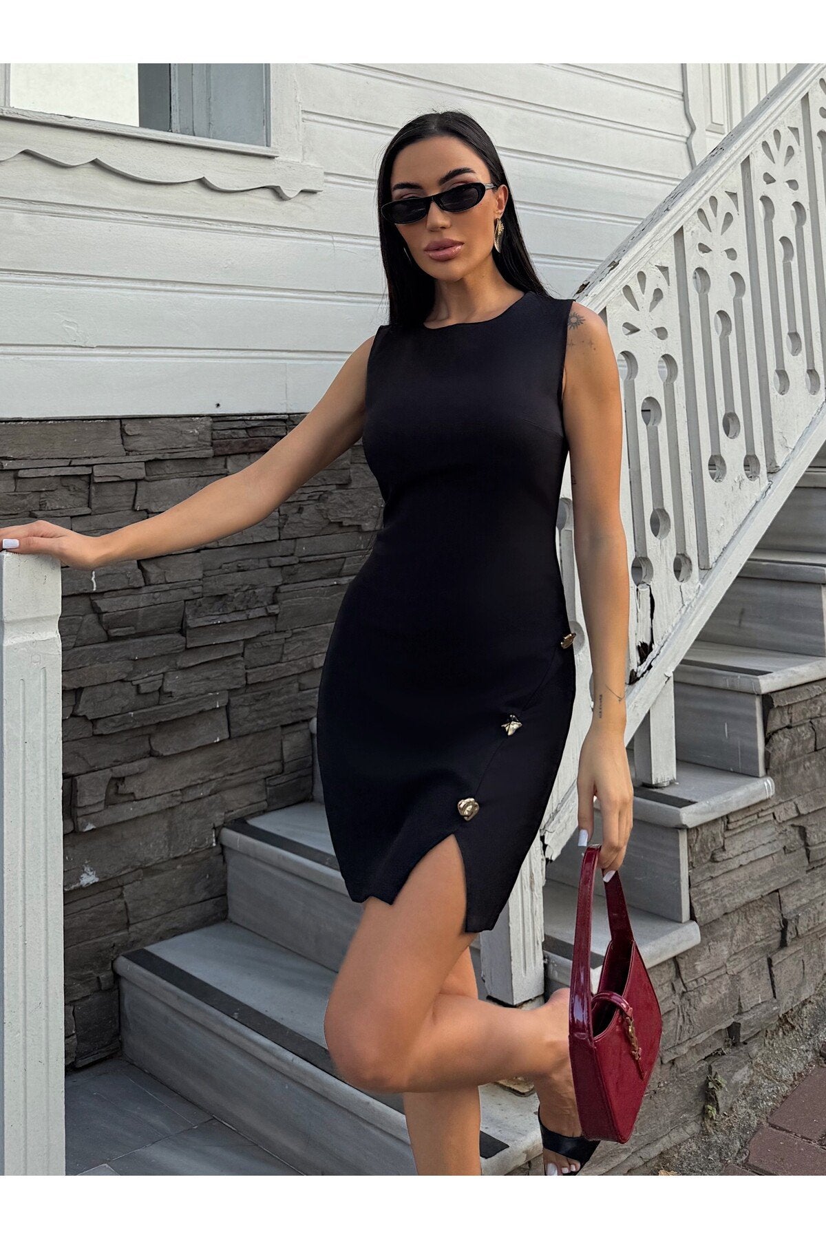 KADIN DÜĞME DETAYLI KOLSUZ YIRTMAÇLI ATLAS KUMAŞ ELBİSE