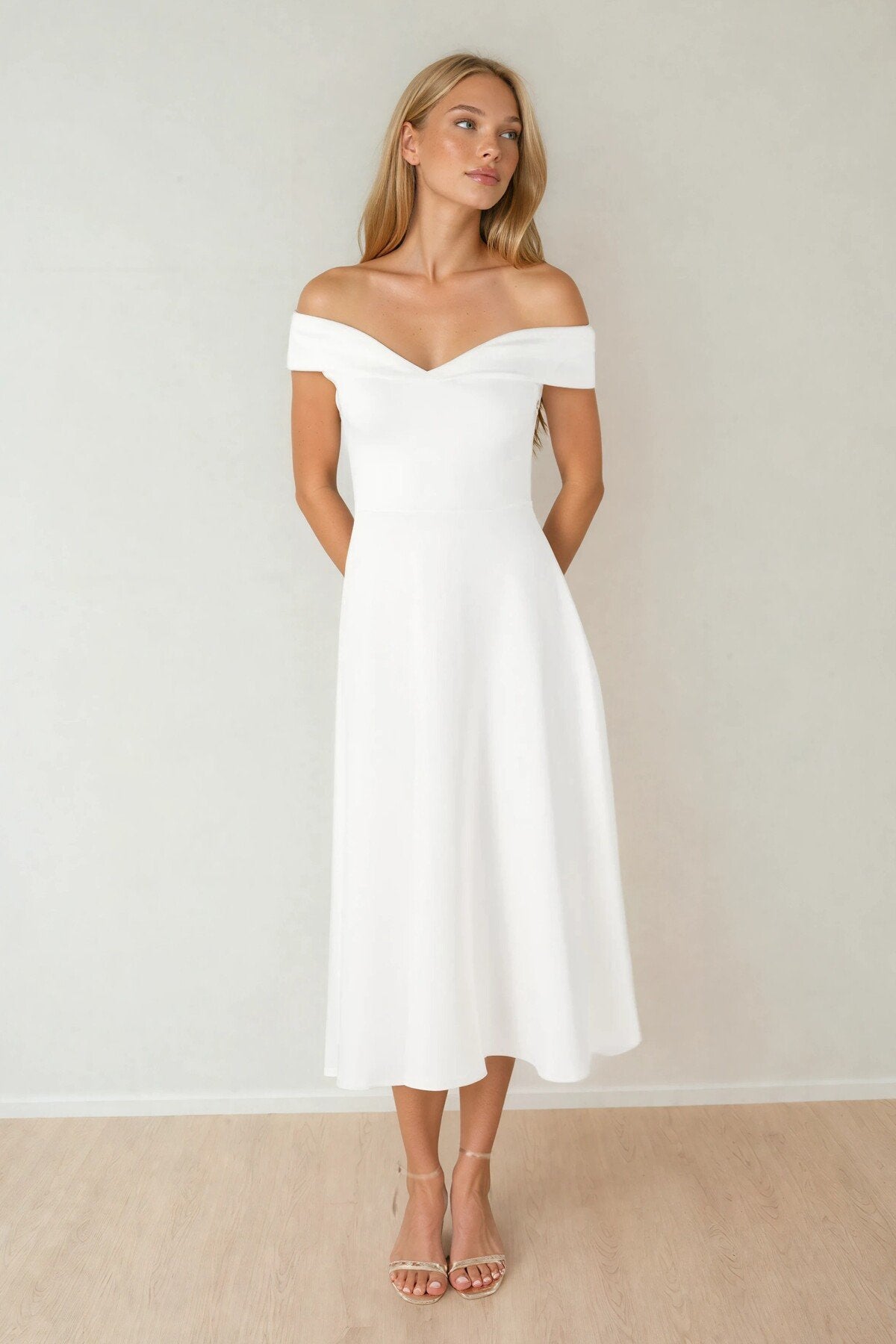 KADIN MADONNA YAKA ETEĞİ KLOŞ LİKRALI KUMAŞ MİDİ BOY ELBİSE