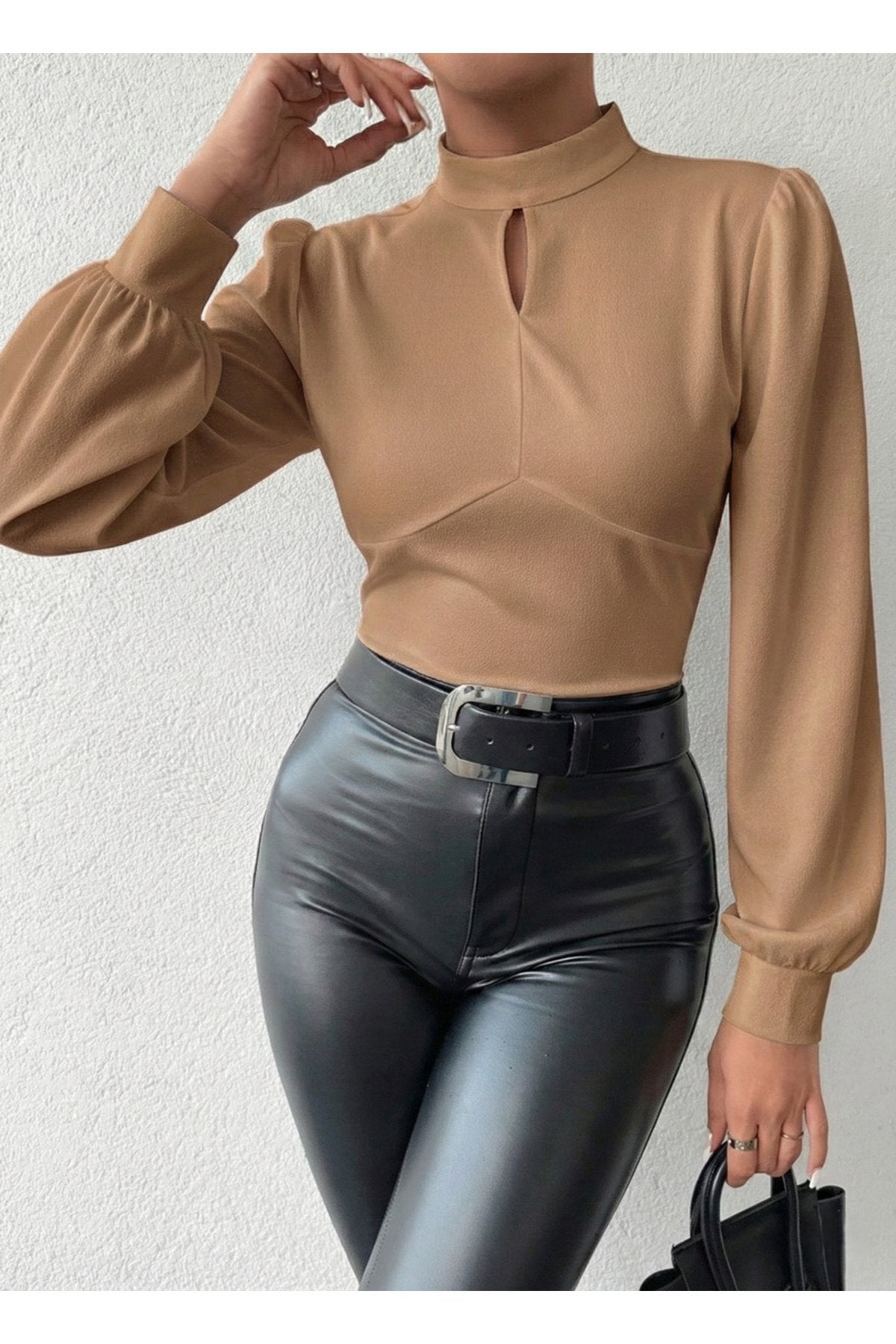 KADIN BALON KOL ÖNÜ DAMLA DETAYLI ESNEK ÖRME KUMAŞ BLUZ