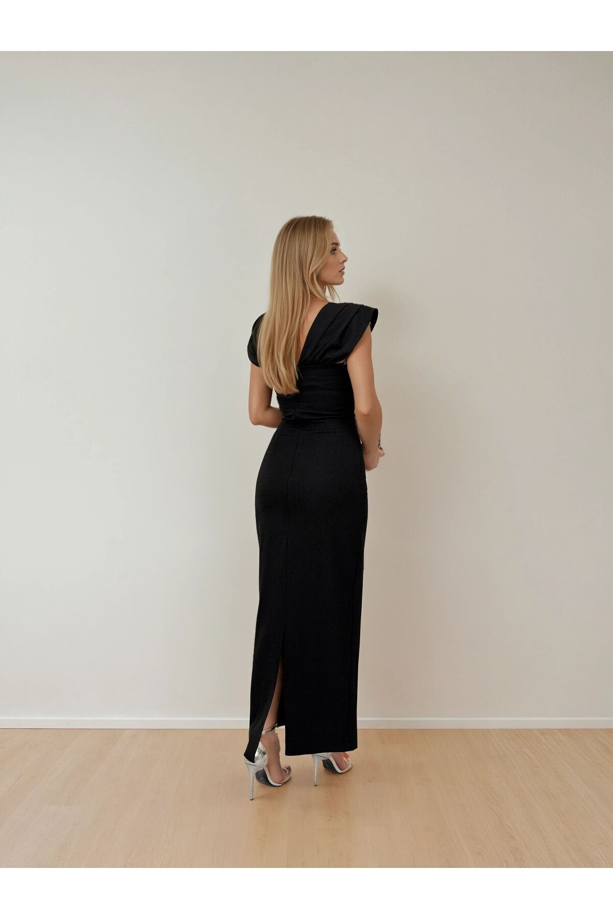 KADIN YAKASI TAŞ DETAYLI ATLAS KUMAŞ UZUN BOY DÜĞÜN NİŞAN SÖZ DAVET ELBİSESİ