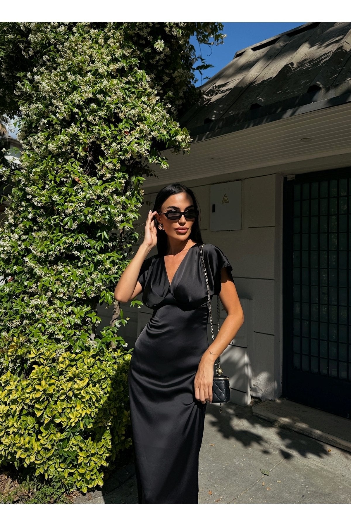 KADIN V YAKA PİLELİ SATEN MİDİ ELBİSE