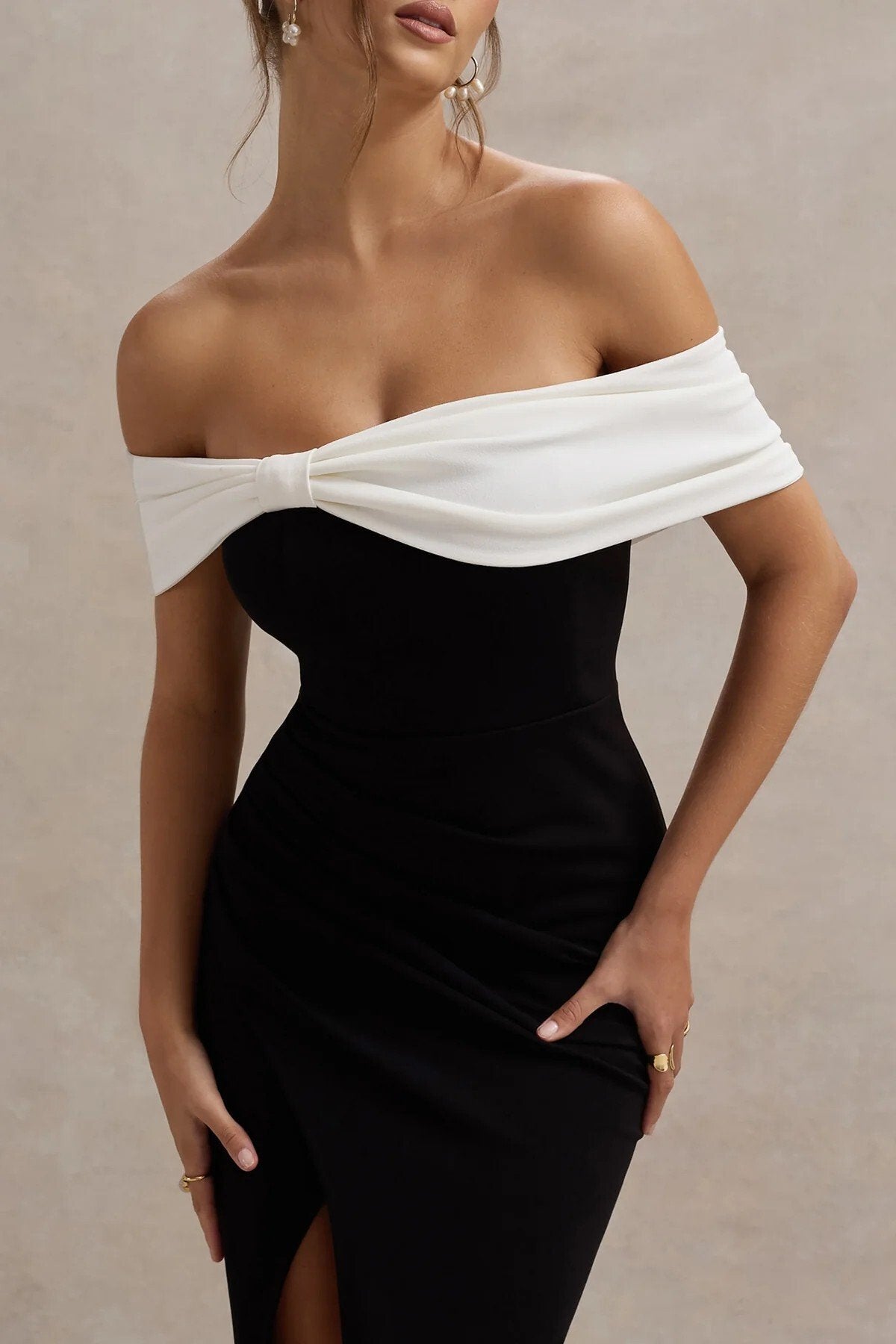 KADIN YAKASI KUDELE DETAYLI DRAPELİ STRAPLEZ UZUN KRUVAZE ELBİSE