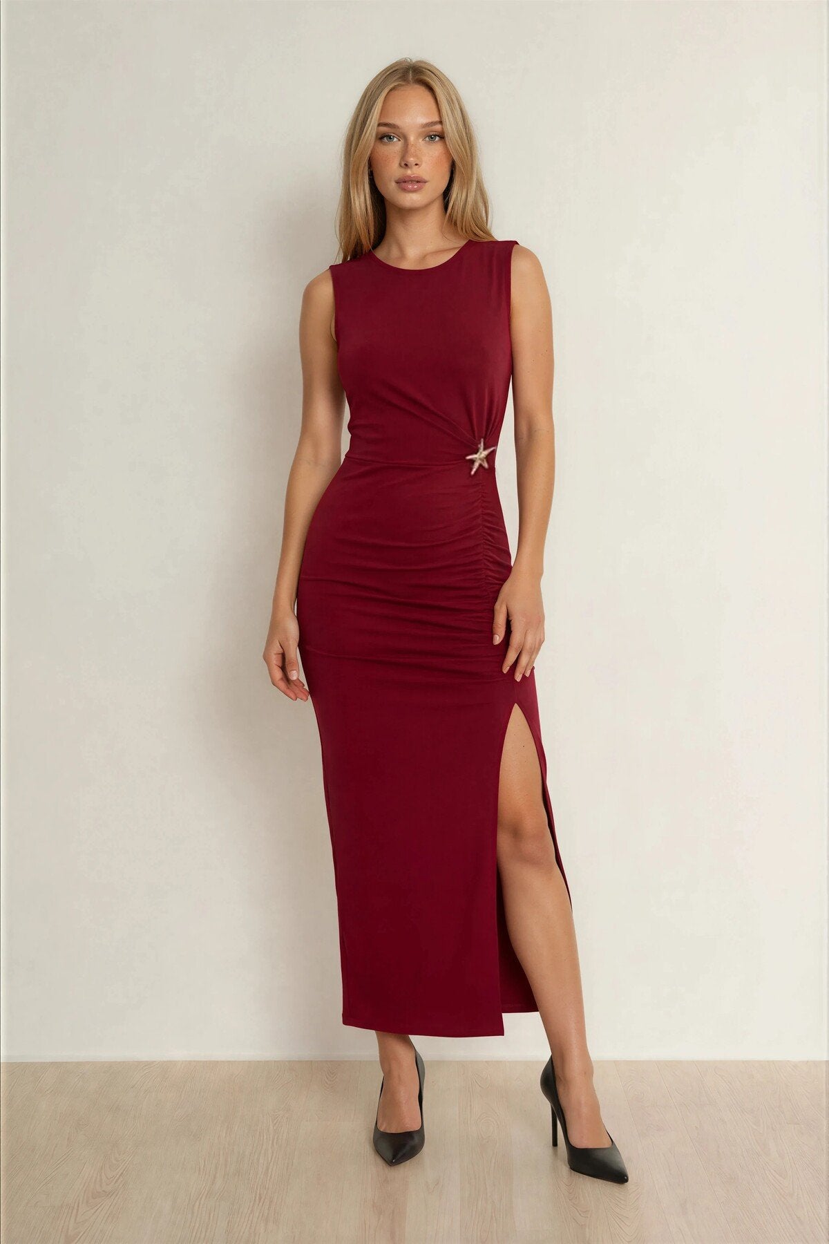 KADIN AKSESUAR DETAYLI DRAPELİ LİKRALI KUMAŞ KOLSUZ UZUN ELBİSE