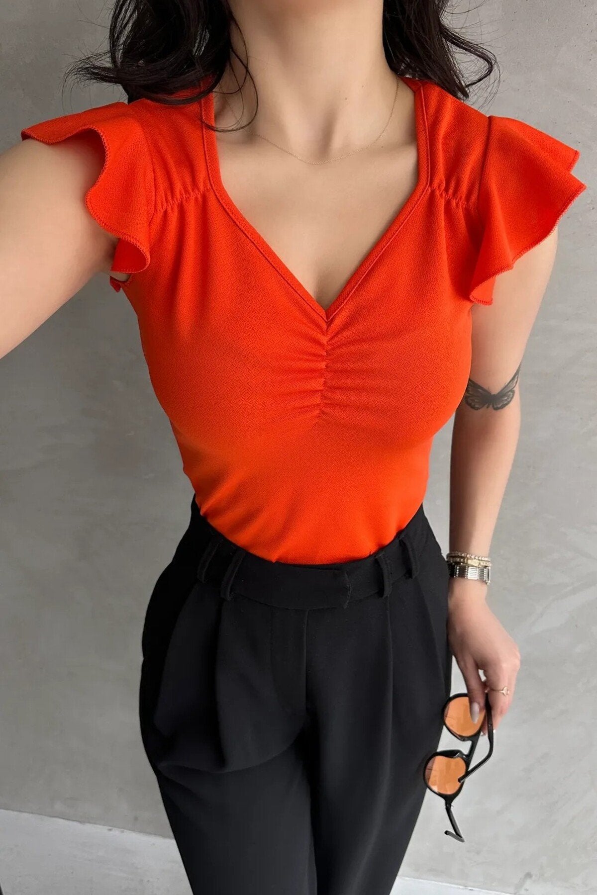 KADIN KALP YAKA ÖNÜ BÜZGÜLÜ OMUZLARI FIRFIRLI ESNEK ÖRME KUMAŞ BLUZ