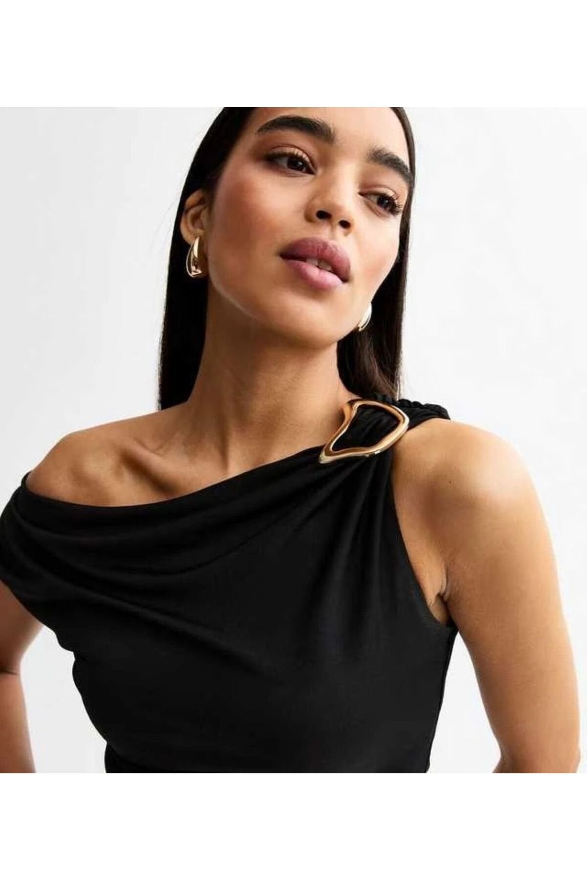 KADIN ASİMETRİK KESİM AKSESUAR DETAYLI ESNEK ÖRME KUMAŞ BLUZ