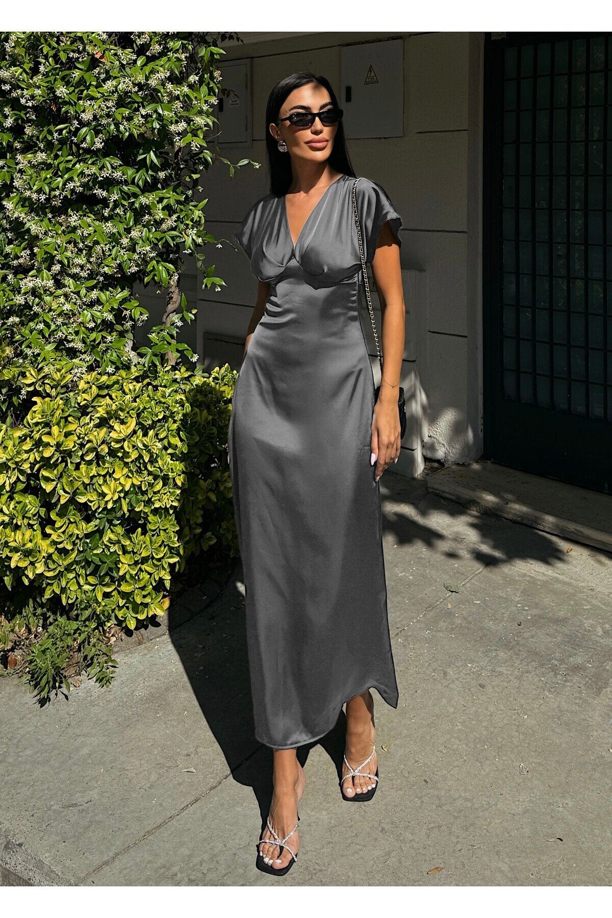 KADIN V YAKA PİLELİ SATEN MİDİ ELBİSE