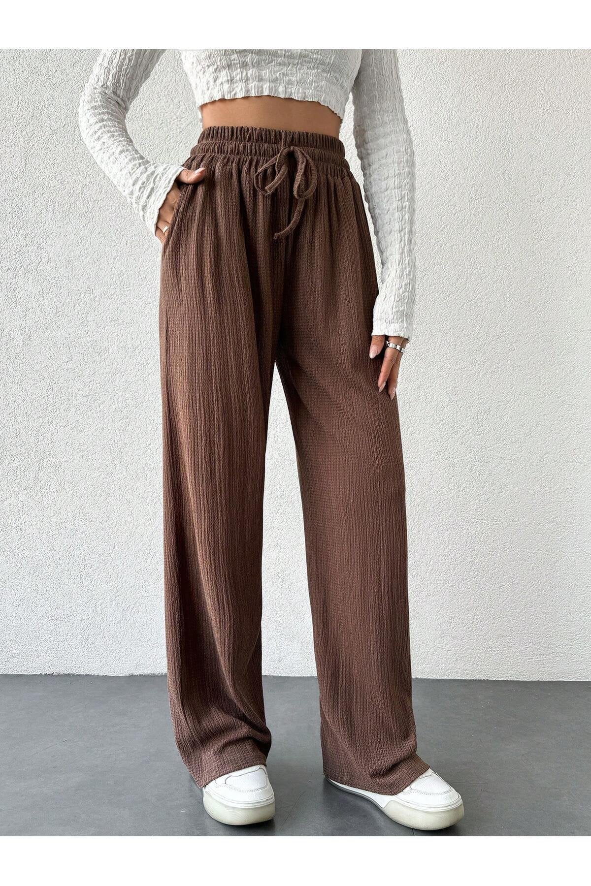 KADIN DOKULU KUMAŞ RAHAT KESİM BELİ LASTİKLİ CEPLİ SALAŞ PANTOLON