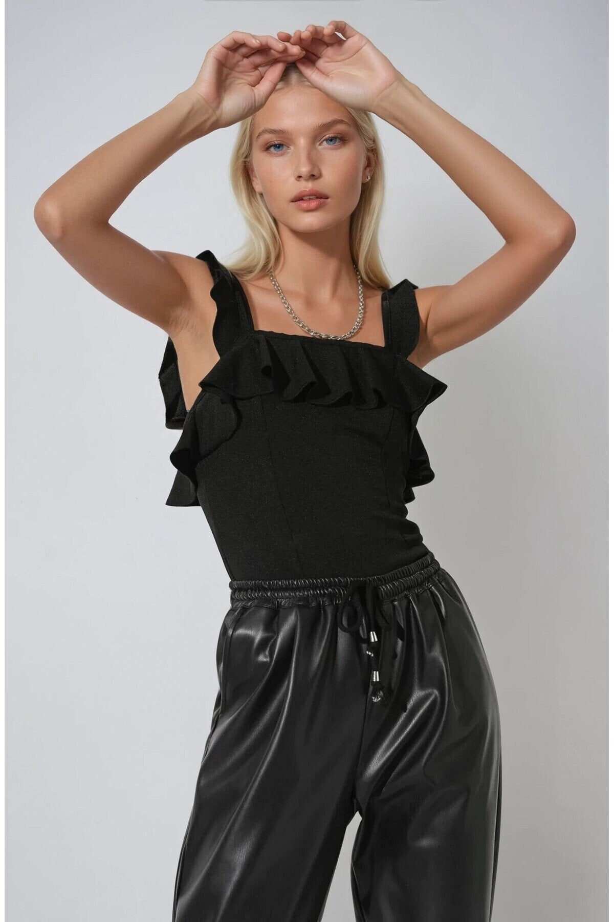 KADIN YAKASI VE OMUZLARI FIRFIRLI KARE YAKA ESNEK KUMAŞ BLUZ