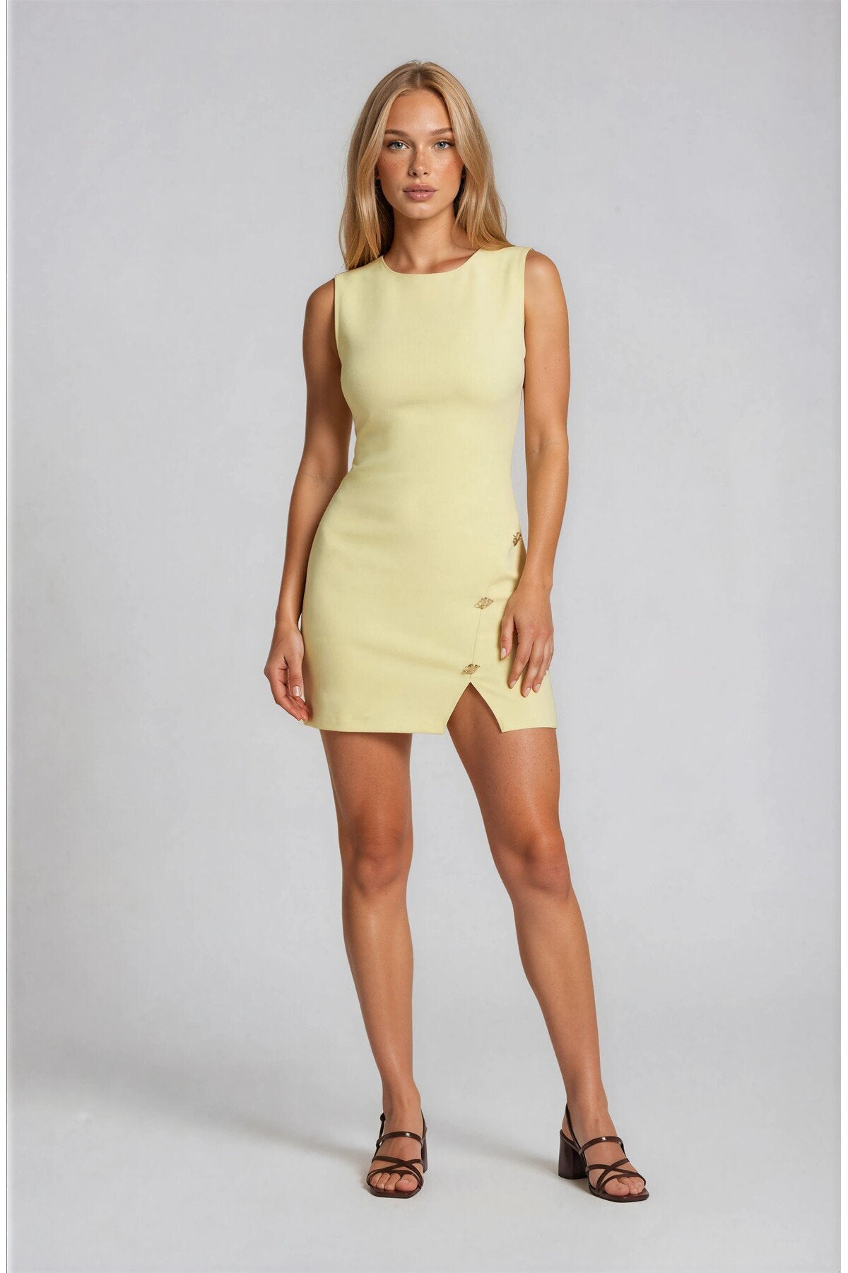 KADIN YIRTMAÇLI DÜĞME DETAYLI KOLSUZ ATLAS KUMAŞ MİNİ ELBİSE