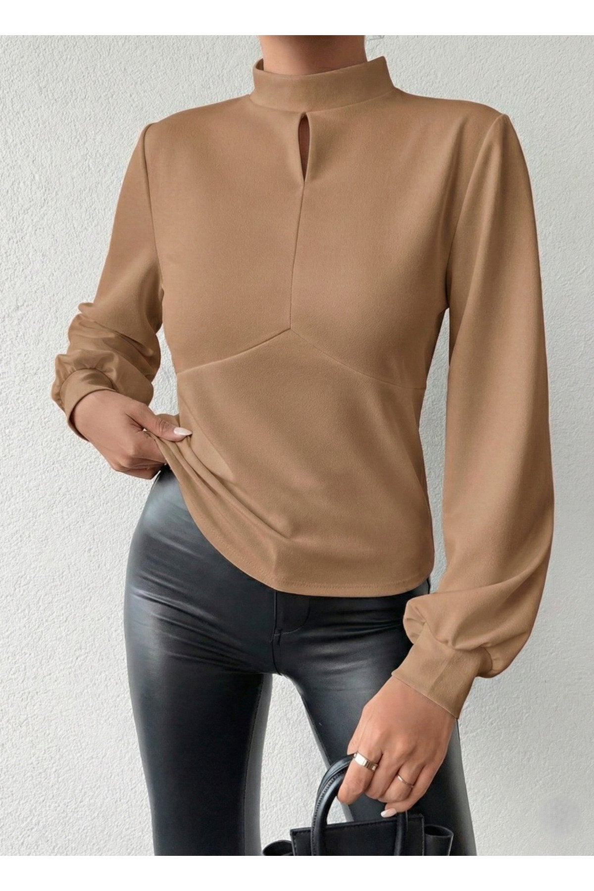 KADIN BALON KOL ÖNÜ DAMLA DETAYLI ESNEK ÖRME KUMAŞ BLUZ