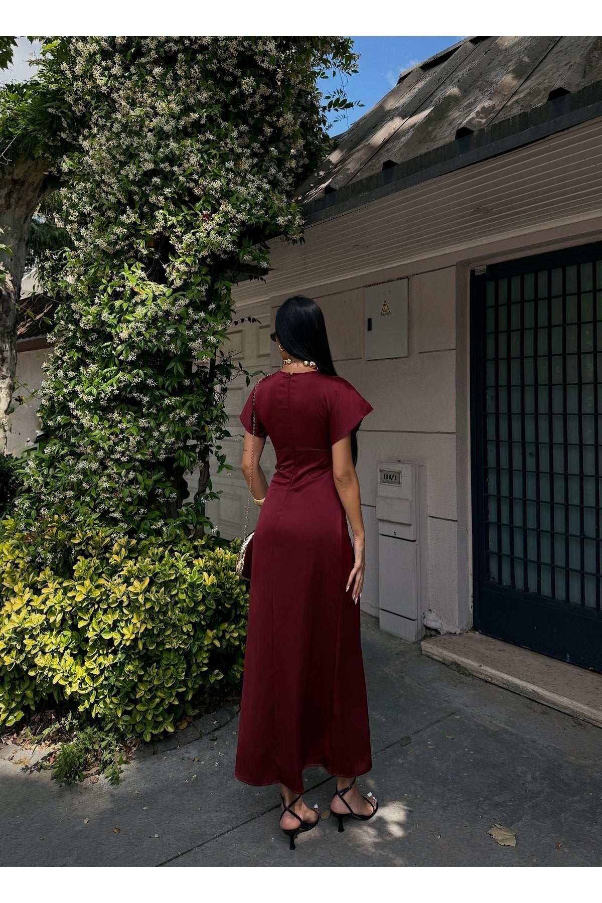 KADIN V YAKA PİLELİ SATEN MİDİ ELBİSE